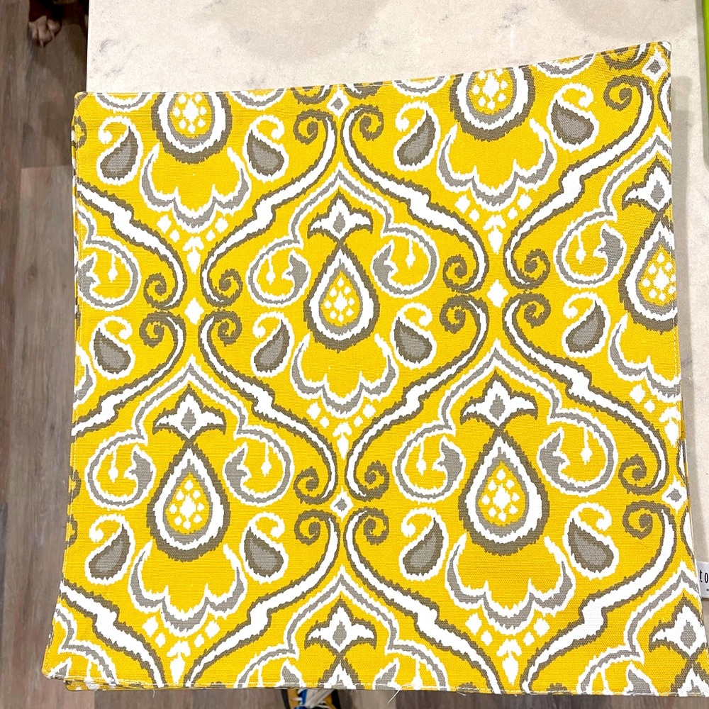 Yellow and gray pattern placemat